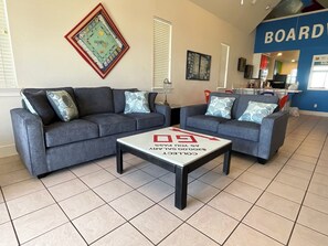 Una Smart TV, un reproductor de DVD, libros, una videoteca