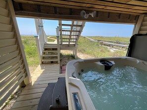 Outdoor spa tub - Beach Front Single House - 6 Person Hot Tub - Great views with Affordable Rate! (St George Island)