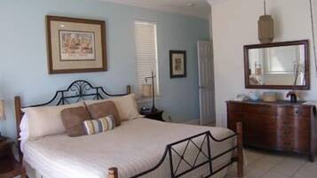 3 slaapkamers, een strijkplank/strijkijzer, gratis wifi, beddengoed