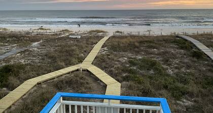 Beach Front Single House - with 6 Person Hot Tub - Holiday Weeks are on SALE!