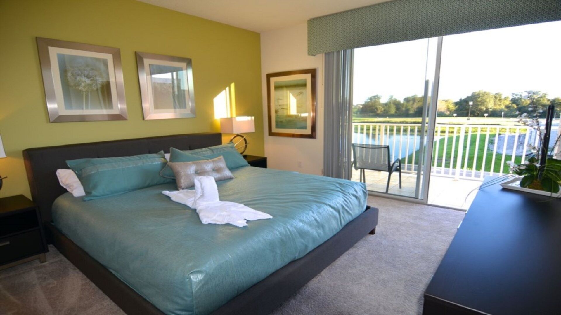 Stylish 3 bed 3 bath pool home with south-facing dip pool, Disney 9 miles!