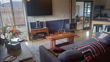 Smart-TV, Kamin, DVD-Player, Tischfußball