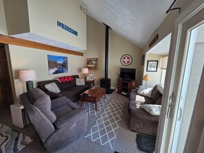 Smart TV, fireplace, stereo - A+ on slope accommodation (Carrabassett Valley)
