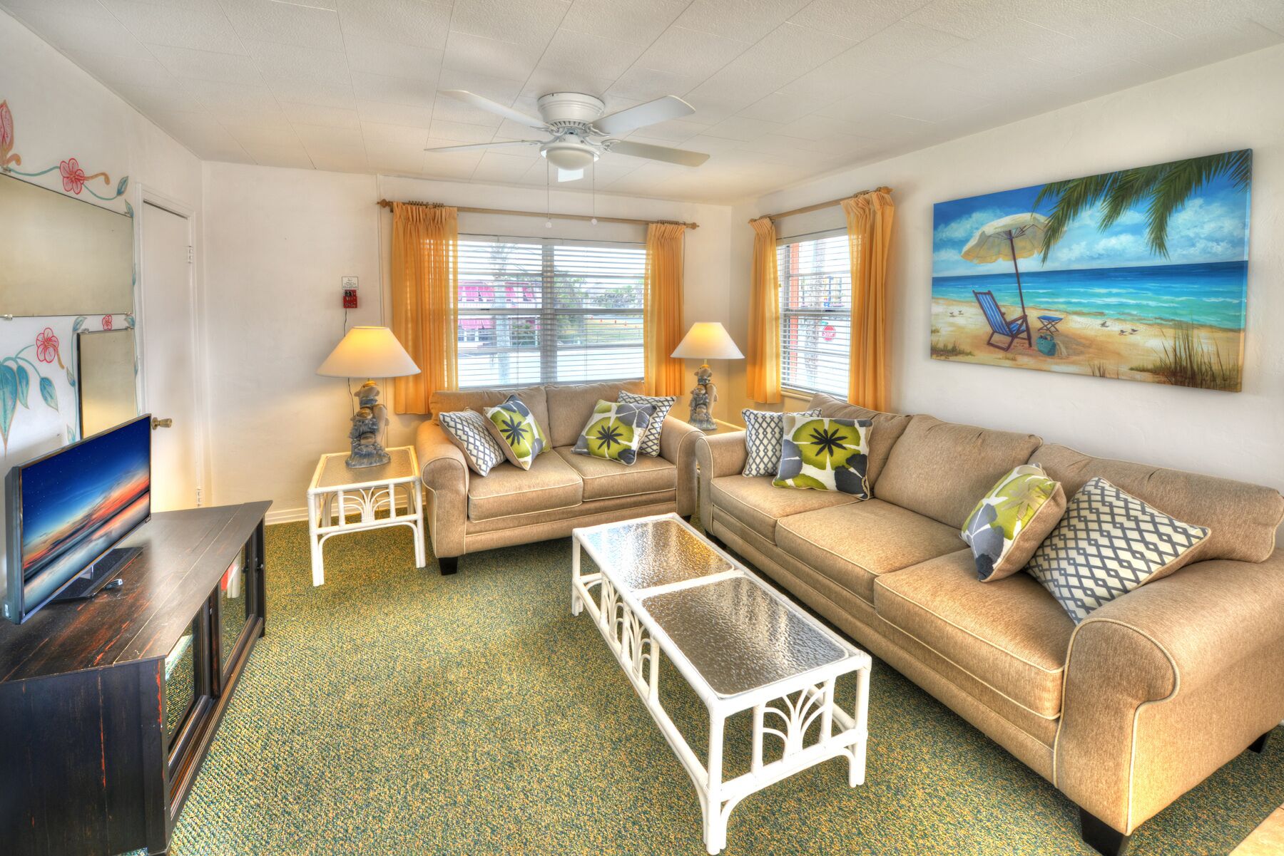 Tropical 2 Bedroom Apartment Across from Daytona Beach/Sanitized after each use!
