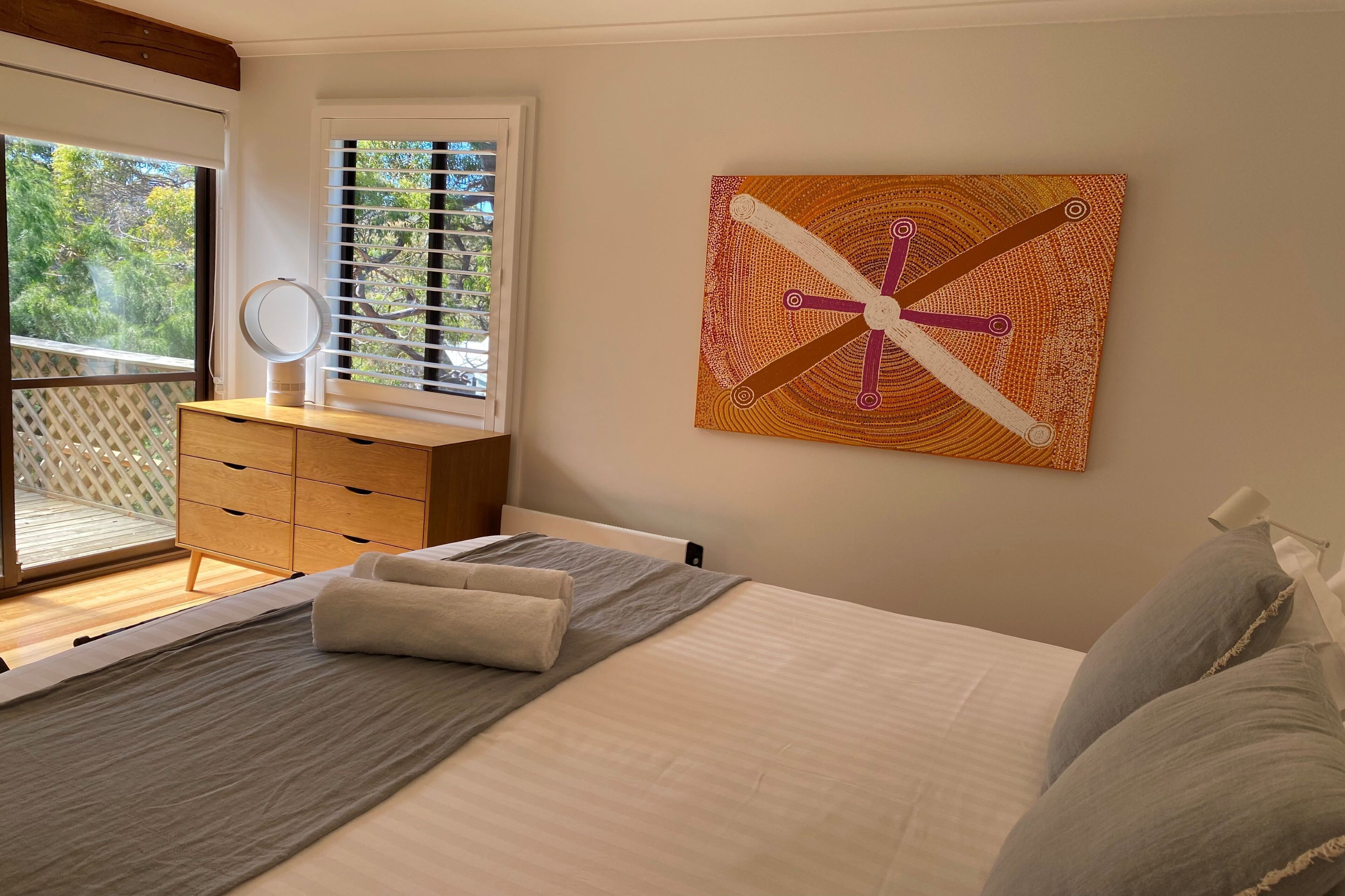 HIDDEN HAVEN - Secluded waterfront property at Binalong Bay on the Bay of Fires