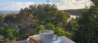 HIDDEN HAVEN - Secluded waterfront property at Binalong Bay on the Bay of Fires