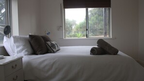 1 bedroom, iron/ironing board, free WiFi, bed sheets - Downstairs at Green: Executive apartment. (Geraldton)