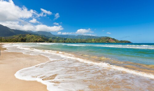 Na Hoku; upstairs oceanfront unit just steps to town and Hanalei Bay beach!
