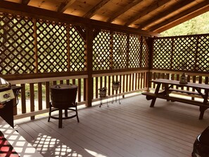 Outdoor dining -  Charming Hideaway -  Hot tub -Lg  Porches-BBQ-Fie Pit-Sleeps 8 (Blue Ridge)