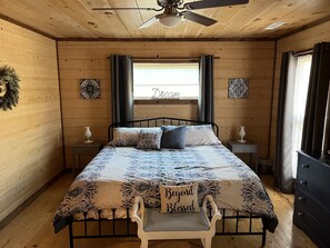 3 bedrooms, in-room safe, desk, iron/ironing board -  Charming Hideaway -  Hot tub -Lg  Porches-BBQ-Fie Pit-Sleeps 8 (Blue Ridge)