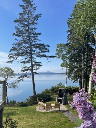  Immaculate 4 makuuhuoneen lahden edessä sijaitseva mökki näkymä Acadialle Länsilahdella