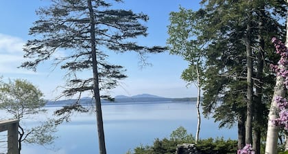 Immaculate 4 makuuhuoneen lahden edessä sijaitseva mökki näkymä Acadialle Länsilahdella