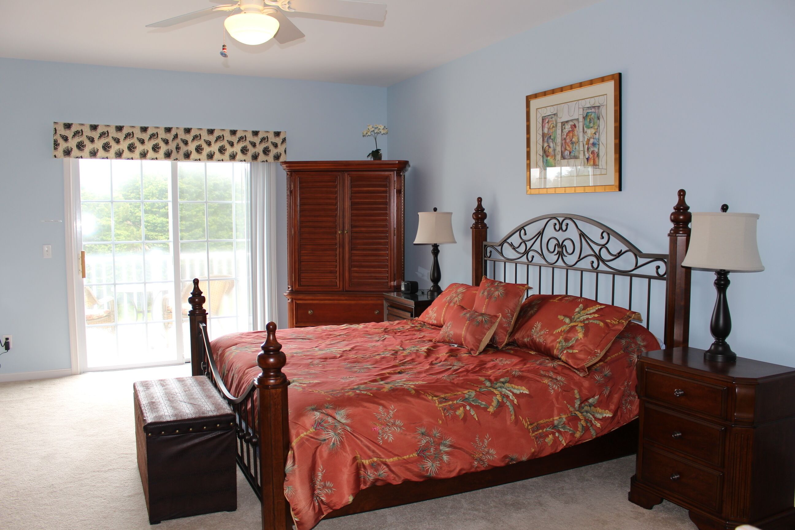 5 bedroom home w/pond view, 1 mile to the beach. 