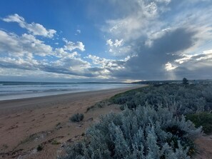 Ubicación cercana a la playa y tumbonas