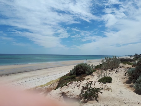 Beach nearby, sun loungers. 2 minute walk to beautiful Middleton surf beach