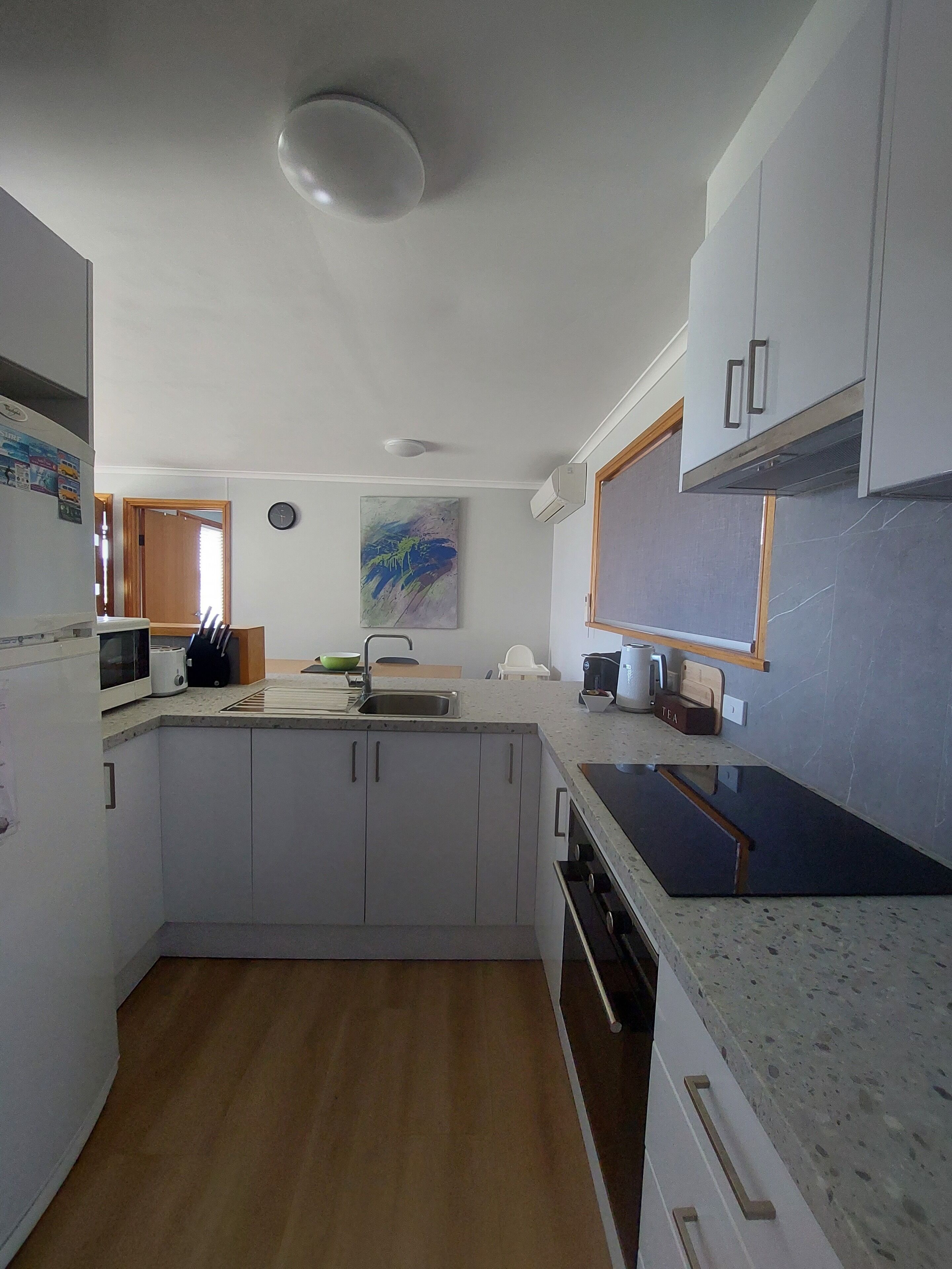 Frigorífico, microondas, horno y placa de cocina