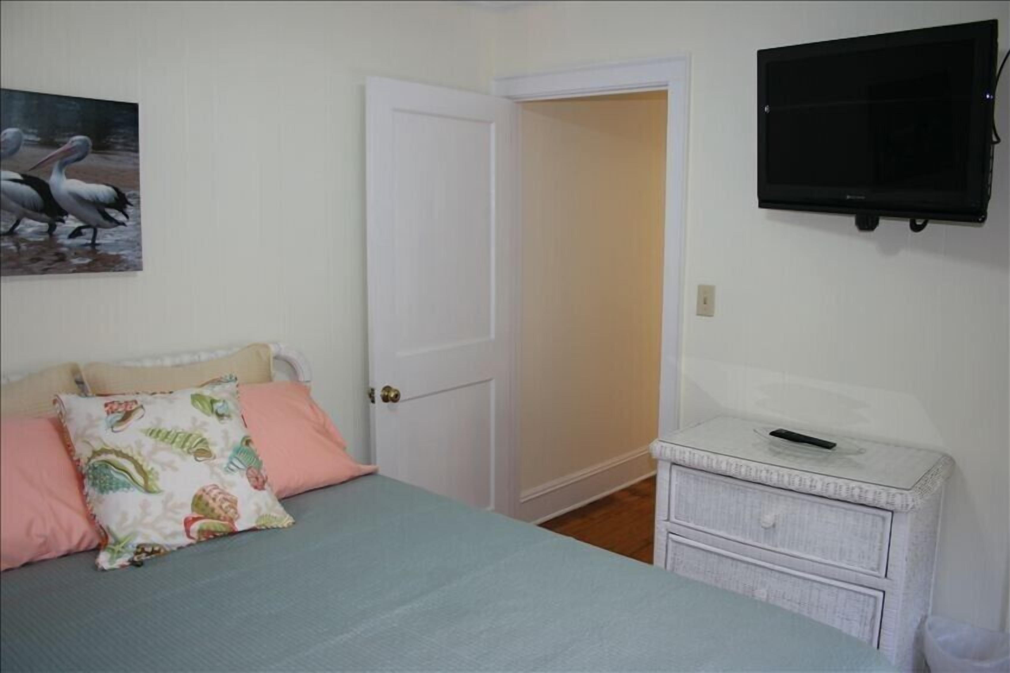 Oceanside Apartment in the 'Heart of the Beach' Ground Level