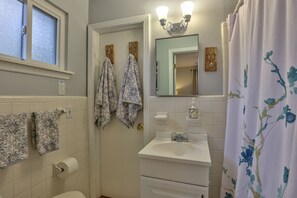 Secadora de cabello, toallas, jabón, shampoo 