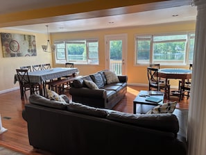 Smart TV, fireplace, books, stereo - Large Family House On The Lake (West Milford)