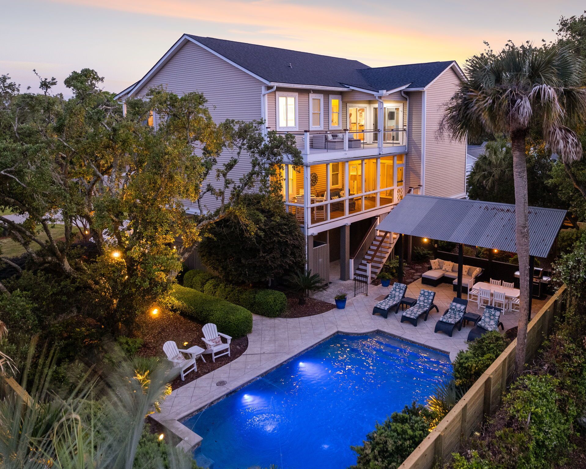 Een buitenzwembad, een verwarmd zwembad