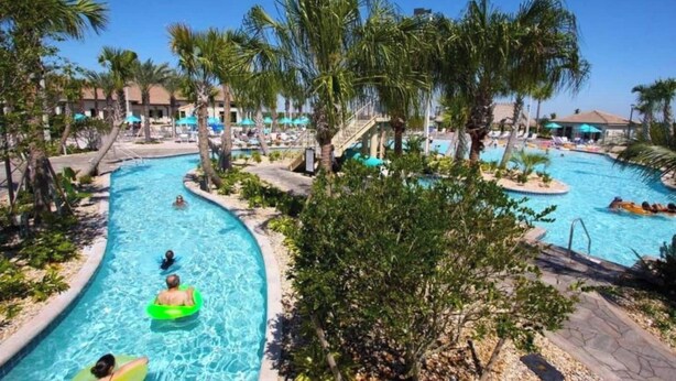Un complexe hôtelier doté de plusieurs piscines, entouré de palmiers et comprenant des espaces de détente.