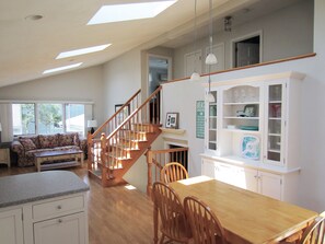 Interior - Summer Weekly Rental : Walk to Beach - URI > 3 students welcome! (Narragansett)