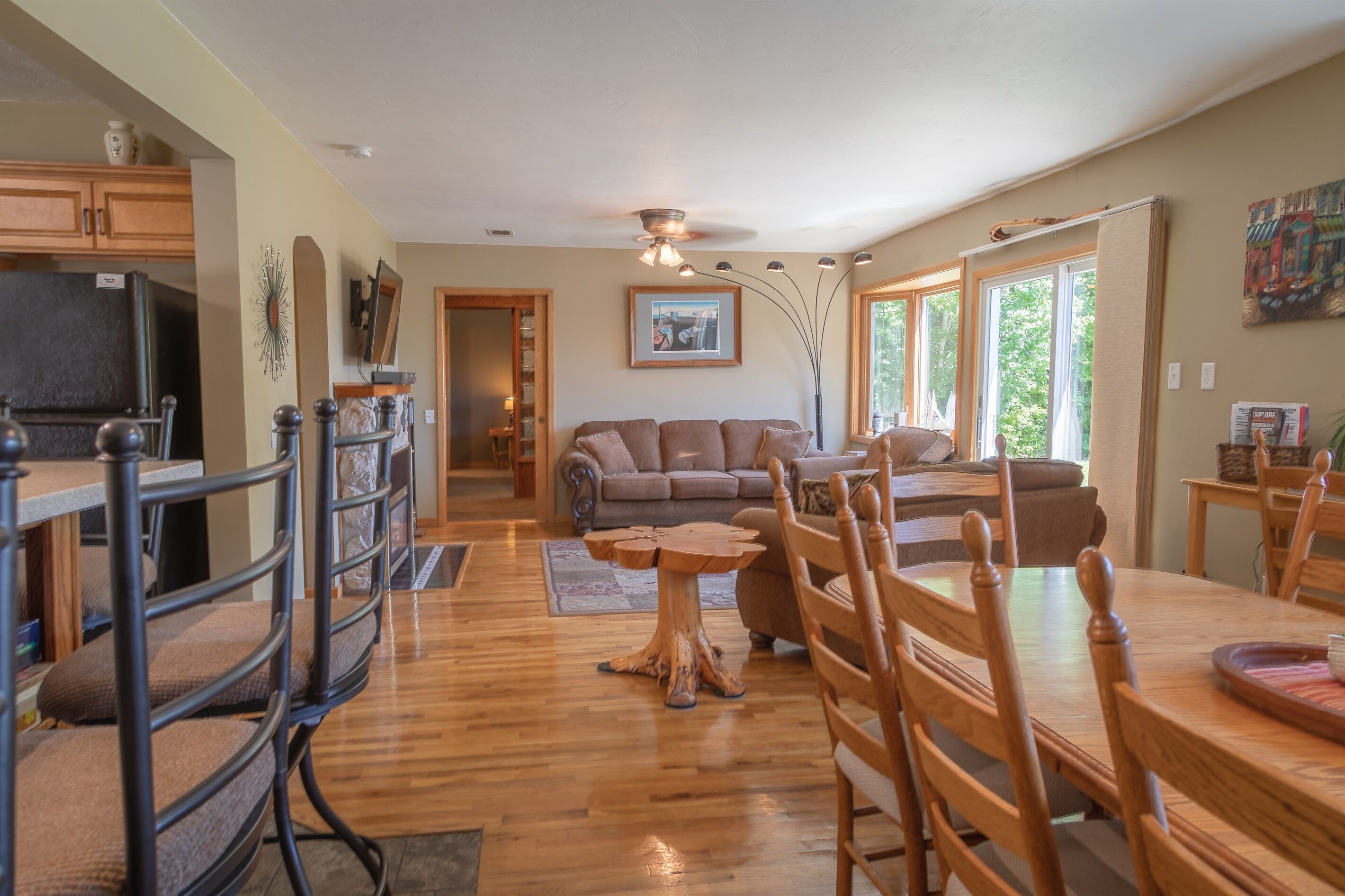 Een smart-tv, een open haard, een dvd-speler en boeken