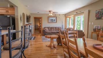 Een smart-tv, een open haard, een dvd-speler en boeken