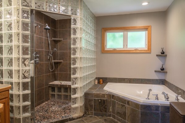 Combined shower/tub, jetted tub, hair dryer, towels - Beautiful view*Heated Pool*Private*Near Pic Rocks (Christmas)