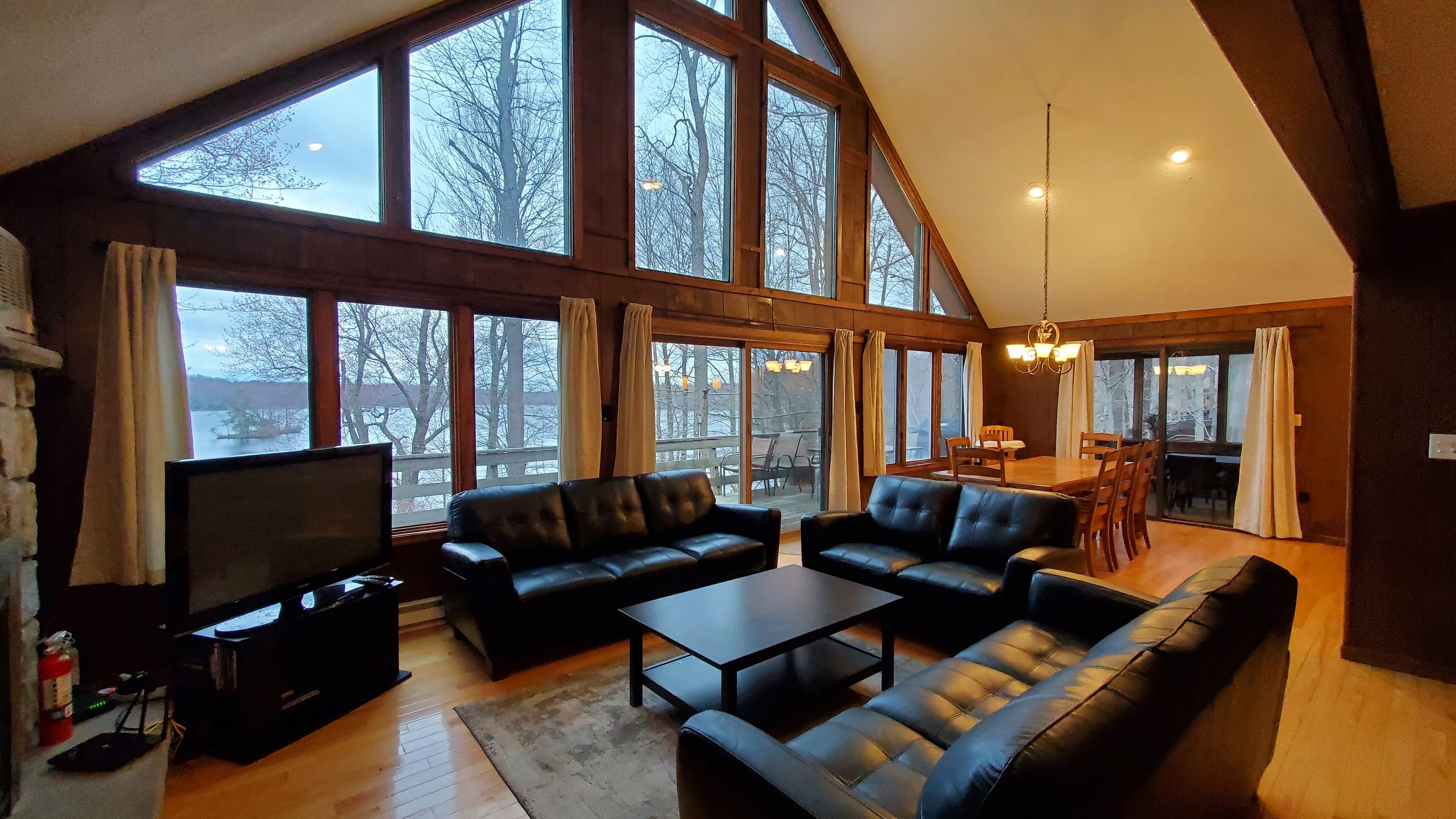 Spacious Lakefront Chalet, 6 bedrooms 4 full bathrooms