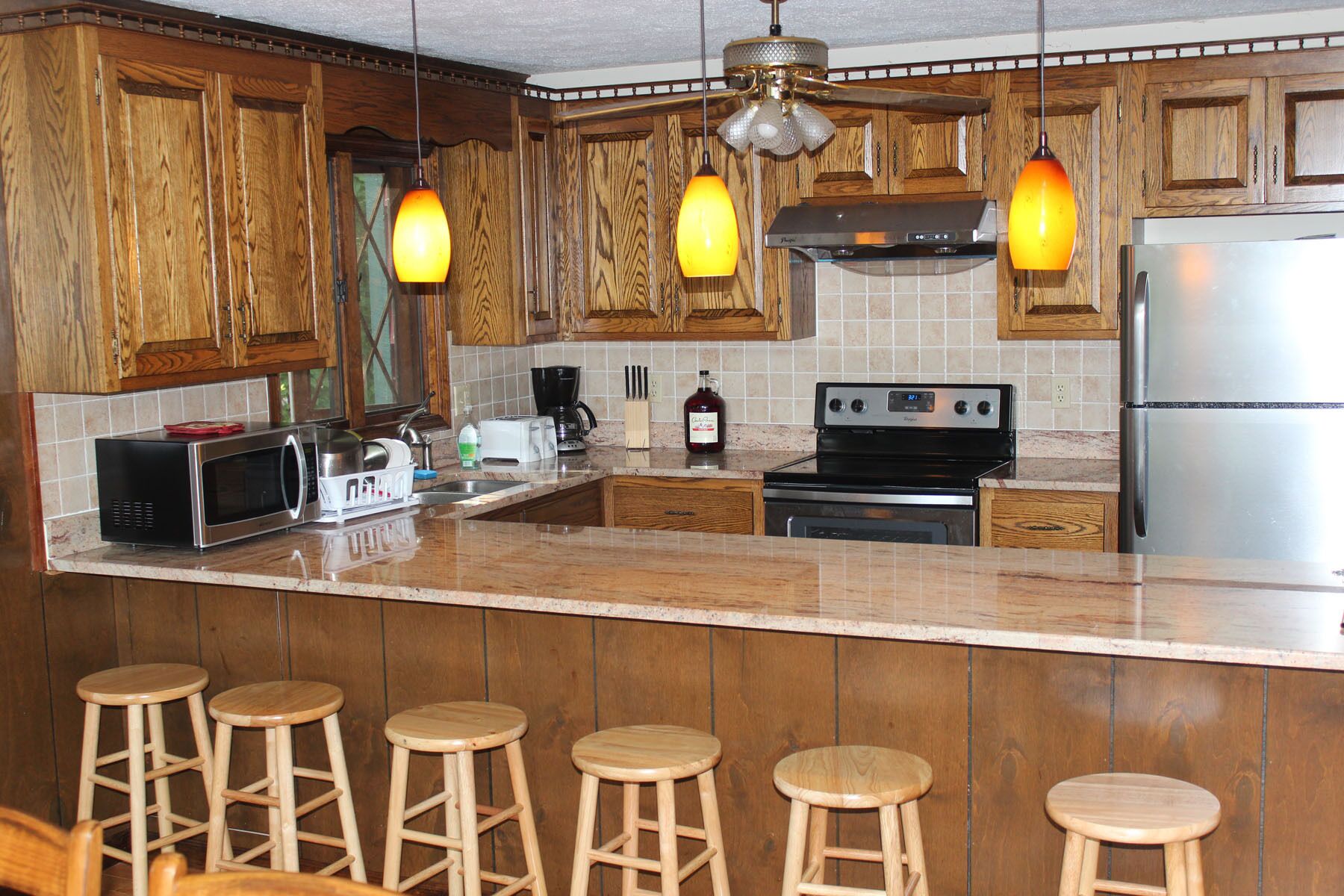 Spacious Lakefront Chalet, 6 bedrooms 4 full bathrooms