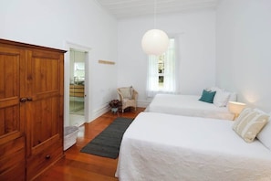 4 habitaciones, tabla de planchar con plancha y wifi 
