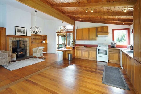 Een koelkast, een microgolfoven, een oven, een kookplaat