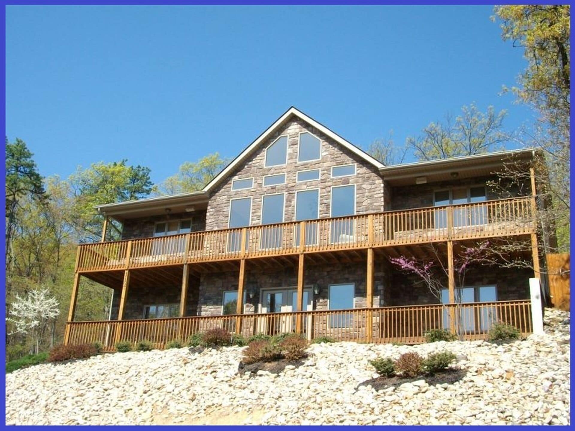 STUNNING HOME; 2 FIREPLACES; HOT TUB; POOL TABLE; STEAM SHOWER; JACCUZZI TUB!