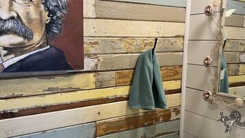 Tina con regadera, secadora de cabello, toallas, jabón