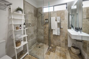 Dusche, Haartrockner, Handtücher, Seife