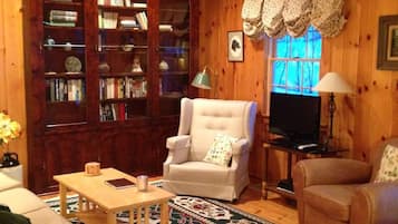 Smart TV, livros, aparelho de som