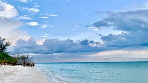 Beach nearby, sun-loungers - 6bdr/4bath tropical paradise with heated pool and lanai, 1 mile from the beach (Naples)