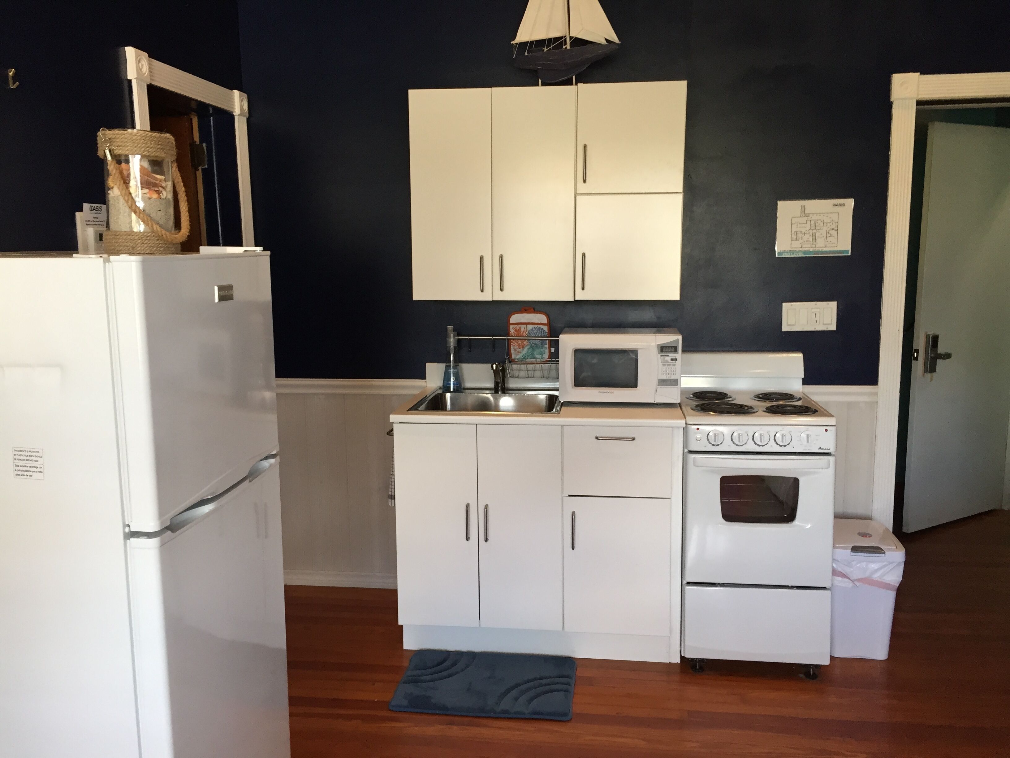 MAR-SUMMER. OPENINGS! KING BEDROOM KITCHENETTE, HTD POOL, 2ND FL