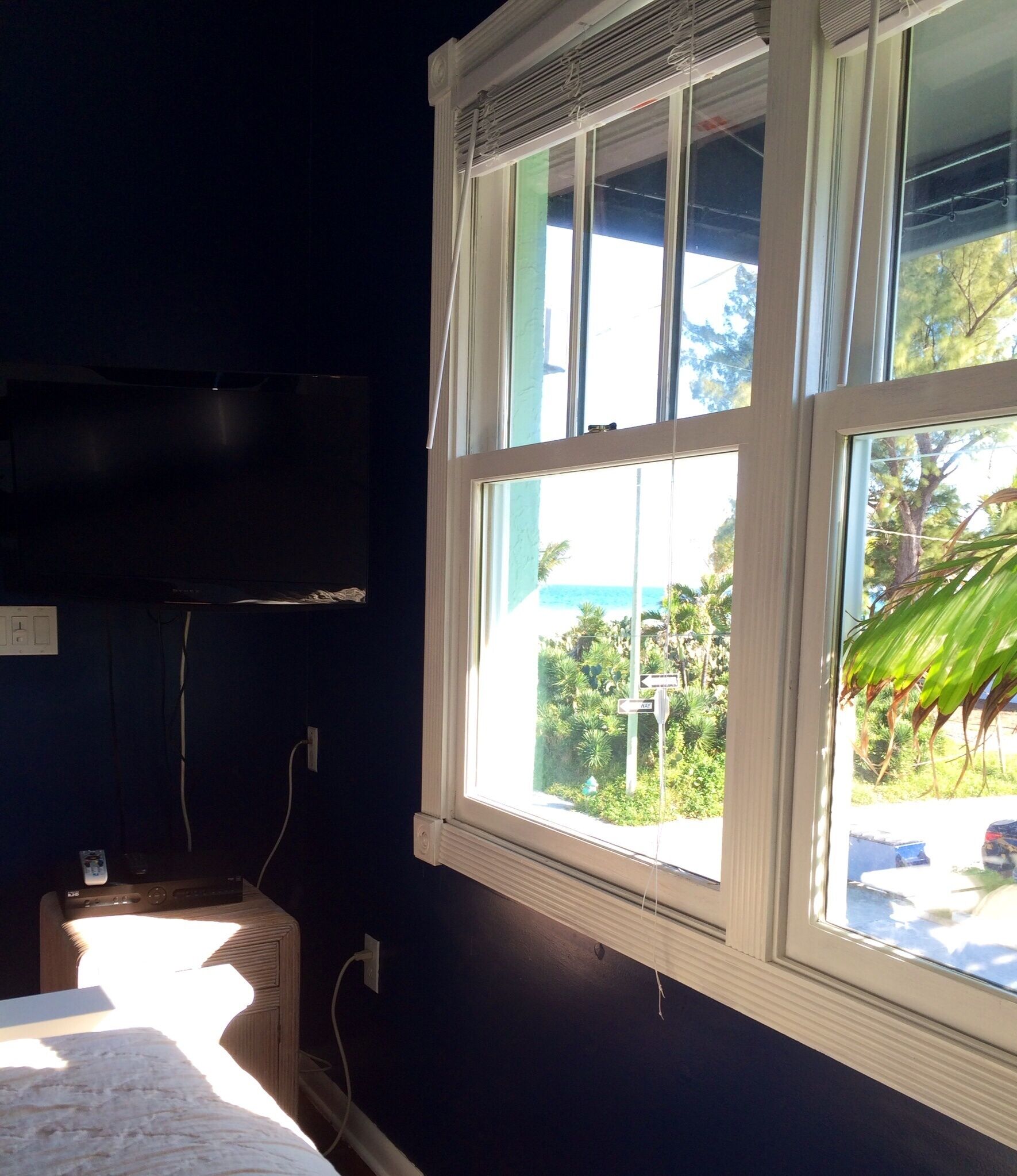 MAR-SUMMER. OPENINGS! KING BEDROOM KITCHENETTE, HTD POOL, 2ND FL