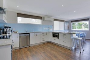 Een koelkast, een magnetron, een oven, een kookplaat