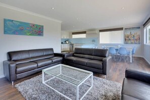 Een smart-tv, videogames, een dvd-speler en een filmbibliotheek