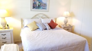 2 bedrooms, desk, iron/ironing board, WiFi - New Listing, On Private Golf Course, Community Heated Pool (Sarasota)