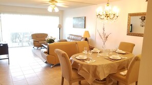 Dining - New Listing, On Private Golf Course, Community Heated Pool (Sarasota)