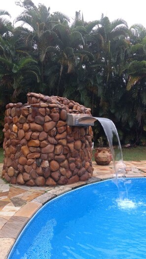 Outdoor pool - Beautiful house for 25 people, with swimming pool, feel the country air on the beach. (Bertioga)