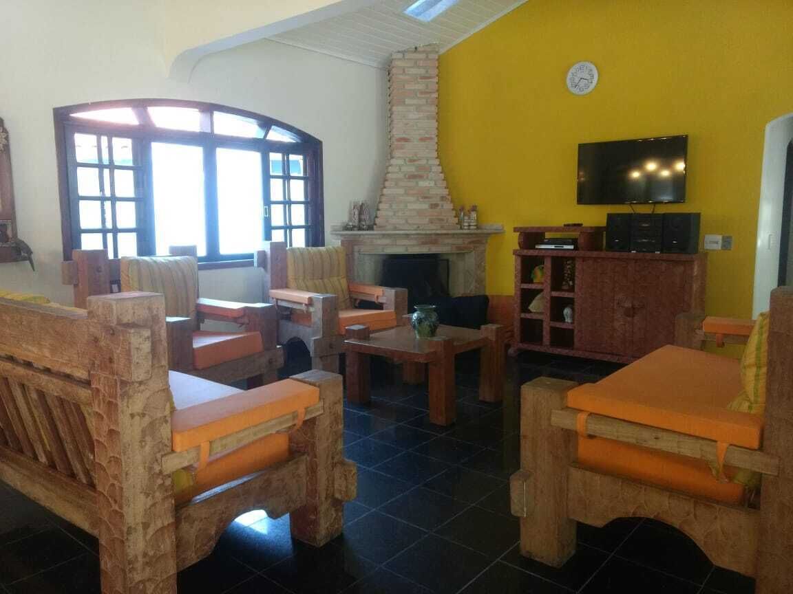 Smart TV, lareira, aparelho de som