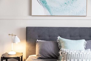 5 bedrooms, iron/ironing board, WiFi, bed sheets - No Vew Coastal Accommodation - Close to beach - Free wifi - Big groups - Ducted heating & cooling (carpenter rocks)