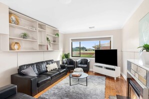 TV, fireplace, video-game console, DVD player - No Vew Coastal Accommodation - Close to beach - Free wifi - Big groups - Ducted (carpenter rocks)