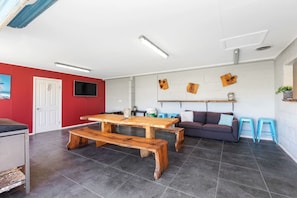 Interior - No Vew Coastal Accommodation - Close to beach - Free wifi - Big groups - Ducted heating & cooling (carpenter rocks)