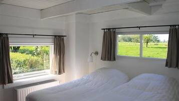 2 bedrooms, iron/ironing board, travel cot, free WiFi